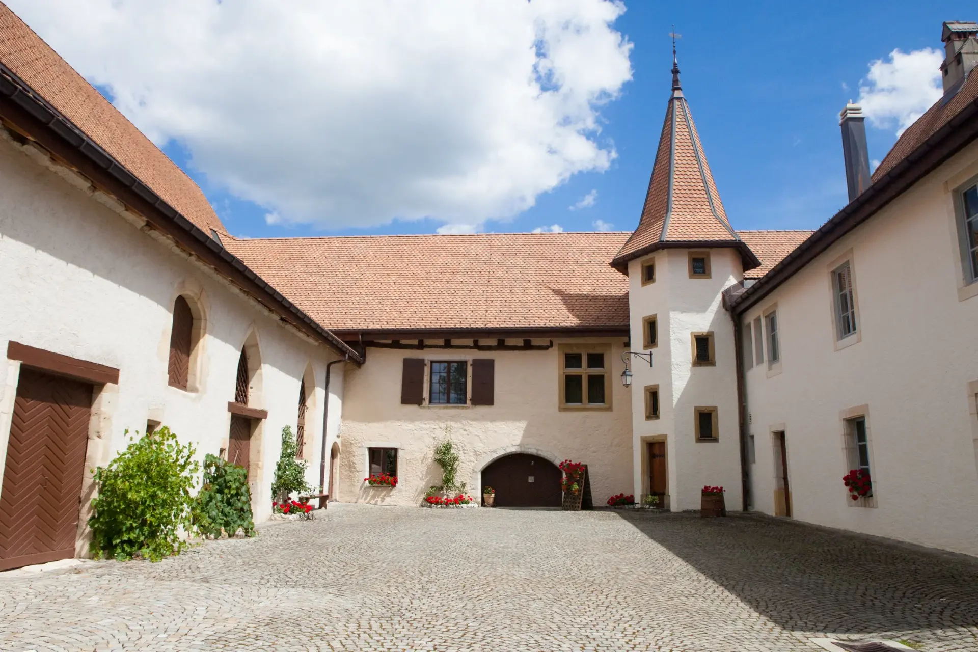 La cour du Prieuré Saint-Pierre, siège de la Maison Mauler