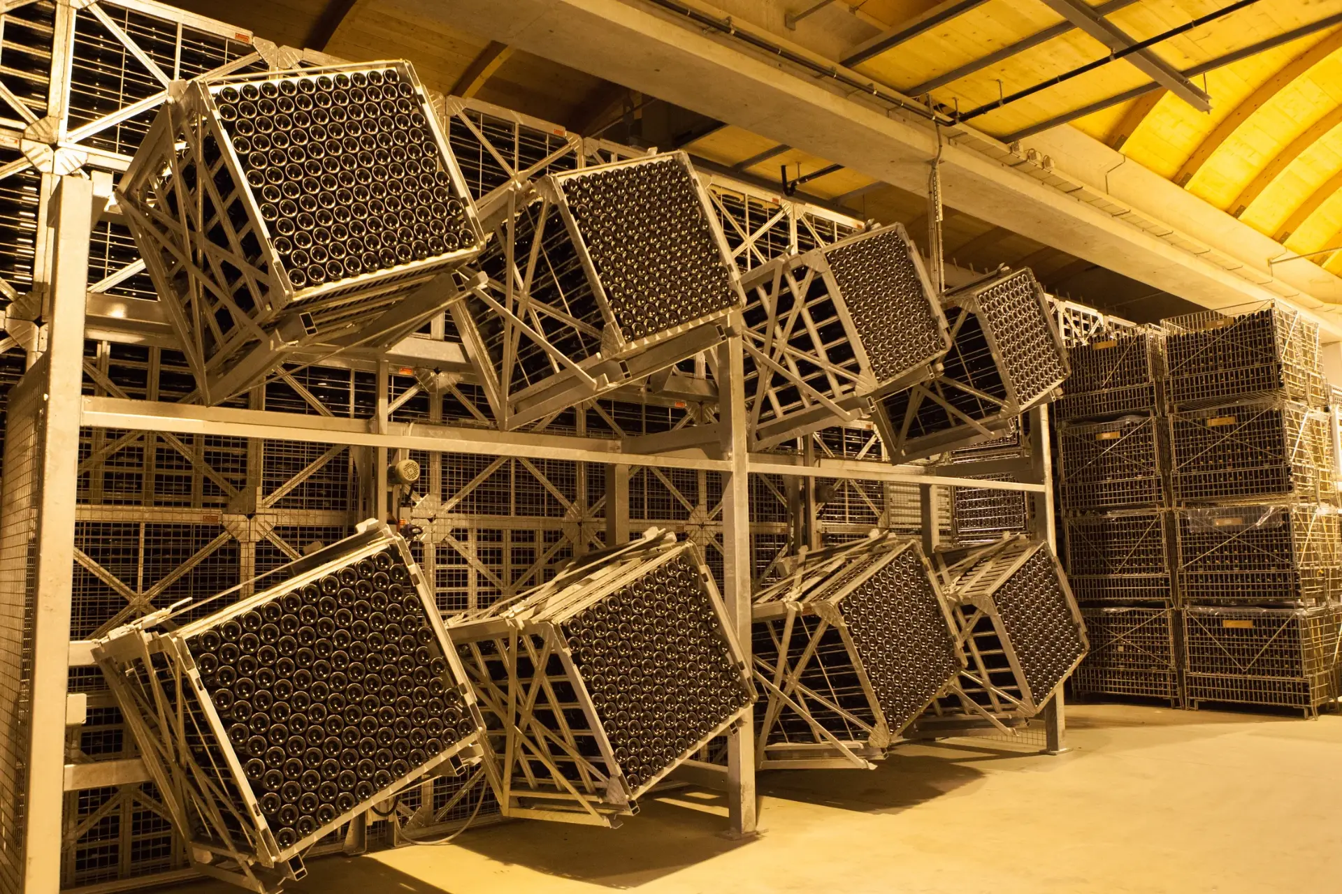 Gyropalettes et caisses de bouteilles dans l'unité de production moderne